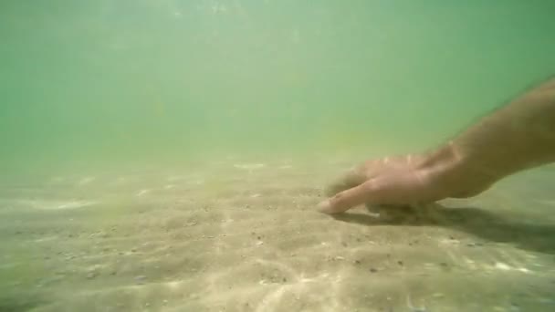 Homme à abandonner le sable — Video