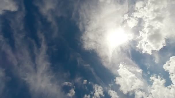 Blauwe lucht met witte wolken — Stockvideo