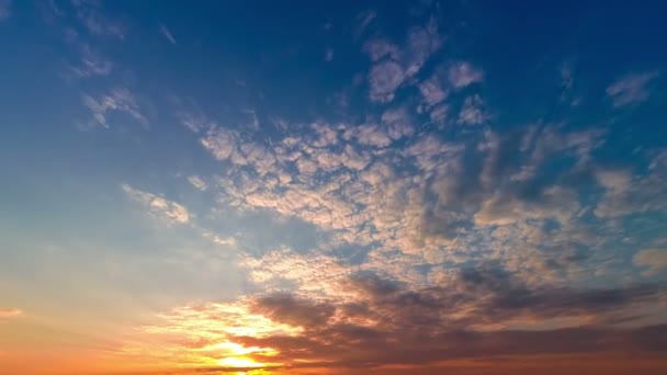 Закат с быстро бегущими облаками — стоковое видео