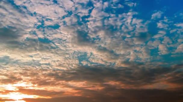 Coucher de soleil avec nuages rapides — Video