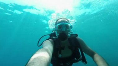 Dalgıç su denizin altında