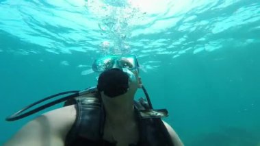 Dalgıç su denizin altında