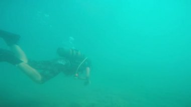 Skuba dalgıcı suyun altında