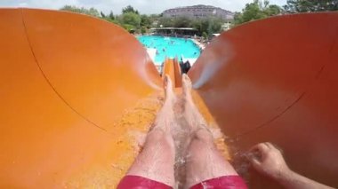 Bir çift ayak üzerinde su kayağı