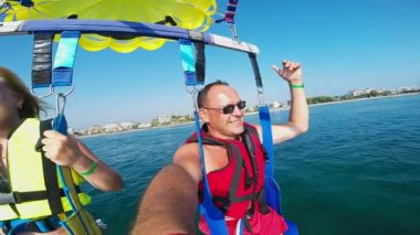 Bir paraşüt üzerinde uçan turist