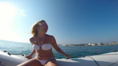 kadın bir tekne sürme