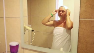 kadın otel odasında