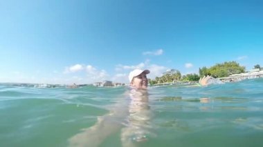 İnsanlar deniz sahilde rahatlatıcı