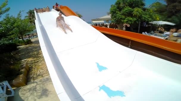 La gente si trasferisce in una piscina rinfrescante — Video Stock