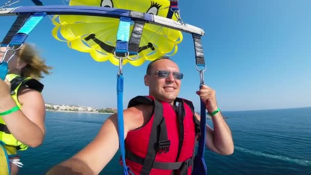 Turistas voando em um paraquedas — Vídeo de Stock