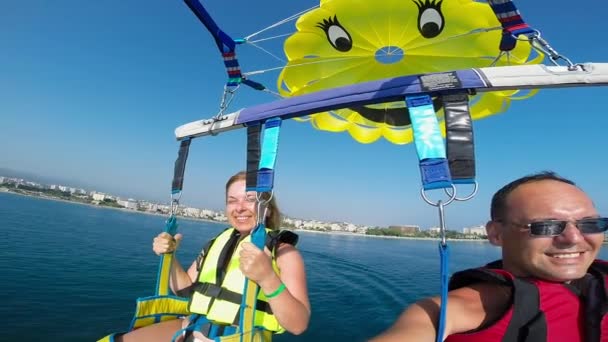 Туристы летают на парашюте — стоковое видео