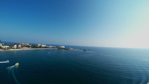 Blick auf den Strand mit dem Fallschirm — Stockvideo