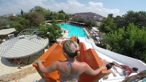 Människor flyttar i en uppfriskande pool — Stockvideo