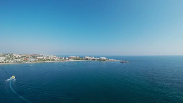 Вид на пляж с парашютом — стоковое видео