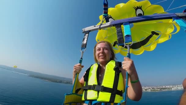 Tourist fliegt mit Fallschirm — Stockvideo