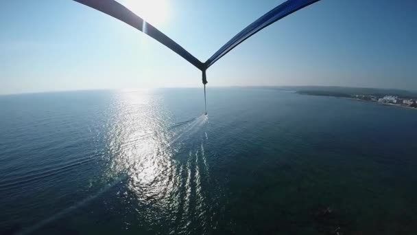 Touristes volant sur un parachute — Video