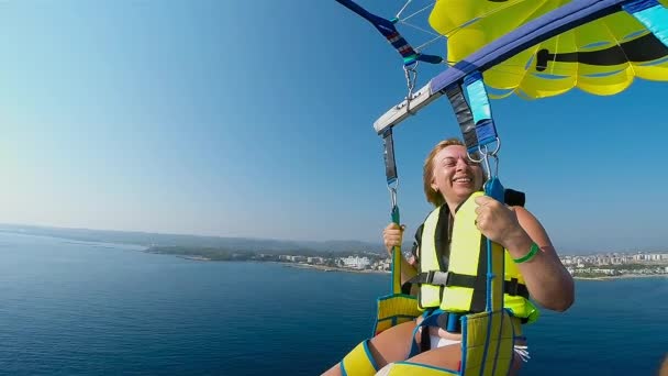 Турист, летящий на парашюте — стоковое видео