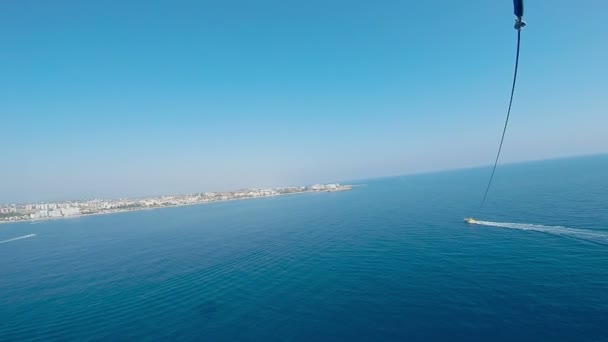 Touristen fliegen mit dem Fallschirm — Stockvideo