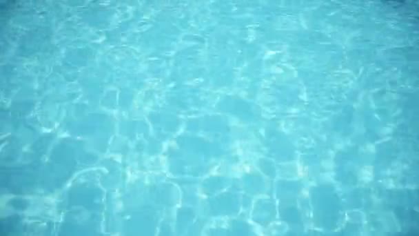 Superficie tranquilla della piscina — Video Stock