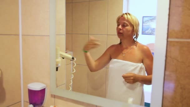 Kvinna i ett hotellrum — Stockvideo