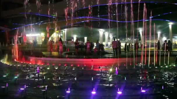 喷泉在夜间照明 — 图库视频影像