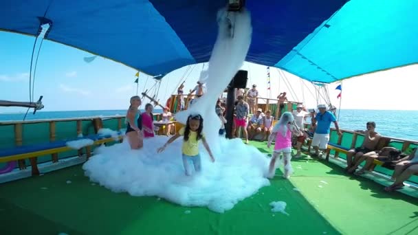 在船上的泡沫派 — 图库视频影像