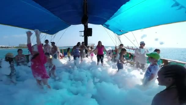 Fiesta de espuma en el barco — Vídeo de stock