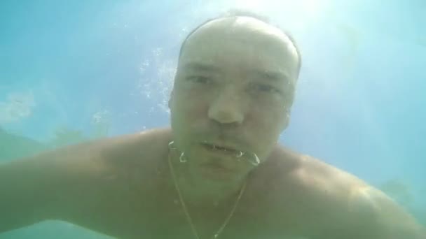 Uomo che nuota in piscina — Video Stock