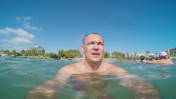 바다 해변에서 편안한 사람 — 비디오