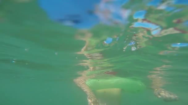 Pessoas relaxando na praia do mar — Vídeo de Stock