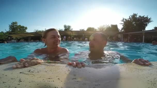 Paar schwimmt im Pool — Stockvideo