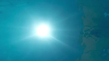 Yüzme havuzuna atlayan bir adam