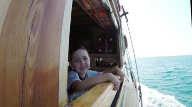 Küçük çocuk gemide dans