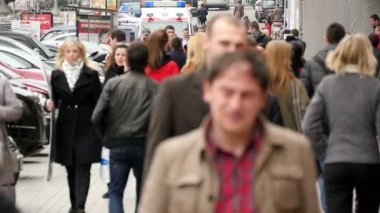 insanlar yol geçtikten