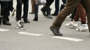 insanlar yol geçtikten