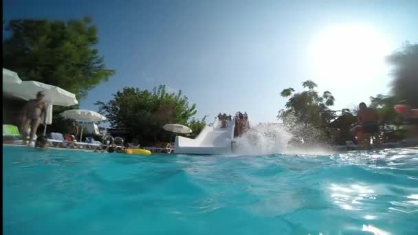 Pessoas relaxando na piscina — Vídeo de Stock