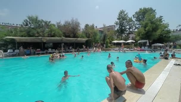 Jungen springen in den Pool — Stockvideo