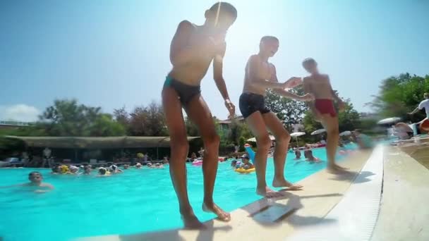 Meninos saltando para a piscina — Vídeo de Stock