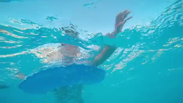 Niño nadando en la piscina — Vídeo de stock