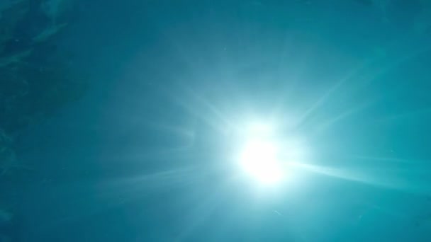 Luce del sole nella piscina d'acqua — Video Stock