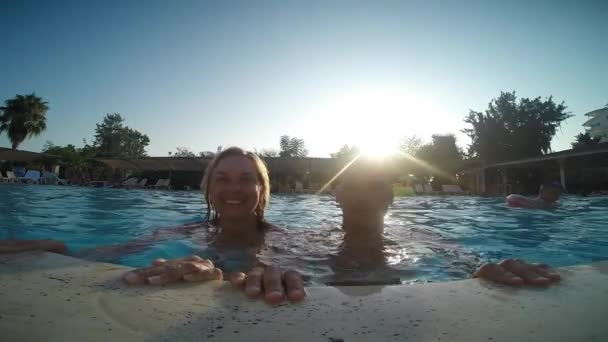 Par simmar i poolen — Stockvideo
