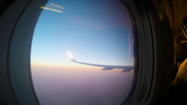 Blick aus Bullaugenfenster im Flugzeug — Stockvideo