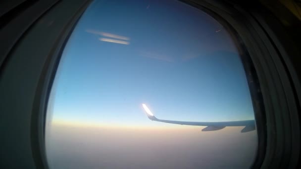 Вид из иллюминатора на самолет — стоковое видео