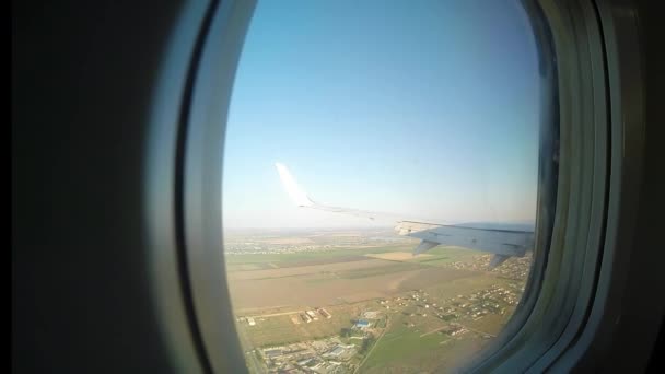 Blick aus Bullaugenfenster im Flugzeug — Stockvideo