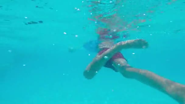 Niño nadando en la piscina — Vídeo de stock