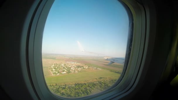 Blick aus Bullaugenfenster im Flugzeug — Stockvideo