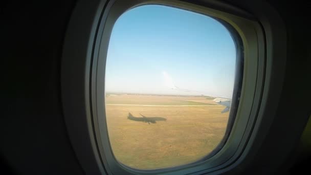 Blick aus Bullaugenfenster im Flugzeug — Stockvideo