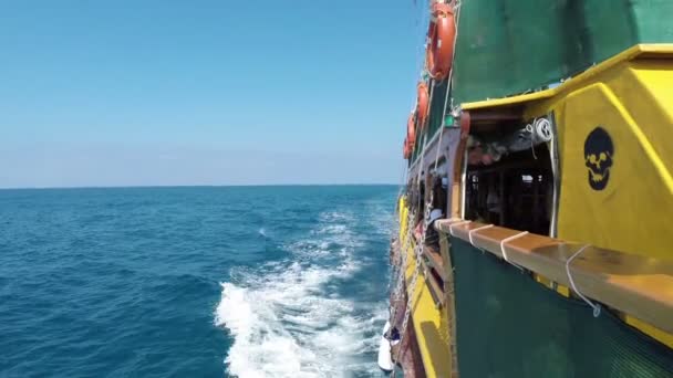 Корабель плаває в морі — стокове відео