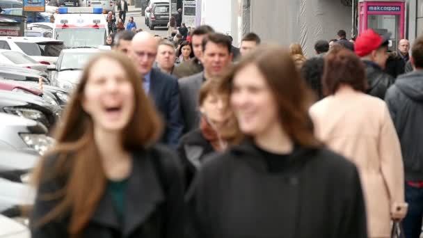 Mensen wandelen straat in Kiev — Stockvideo