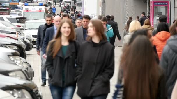 Mensen wandelen straat in Kiev — Stockvideo